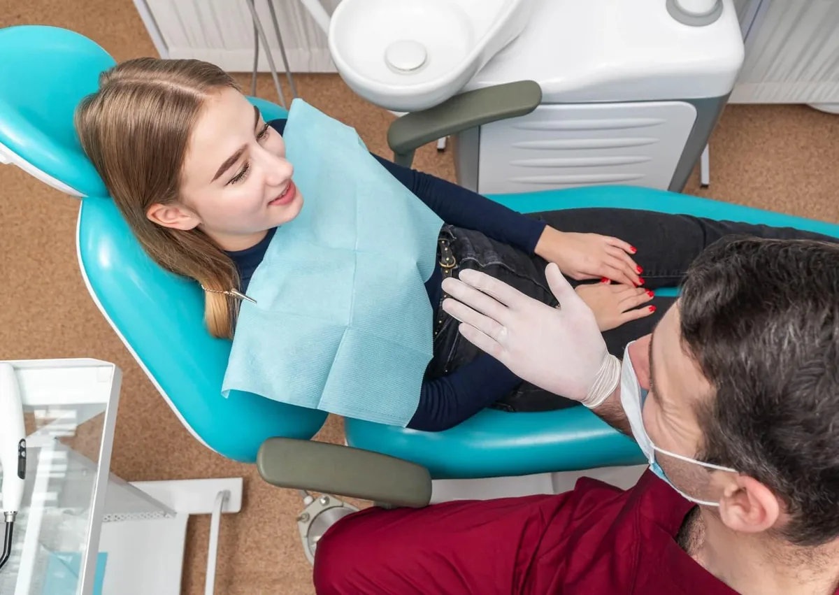Dentist discussing when a patient can eat a burger and other solid foods after wisdom teeth removal.